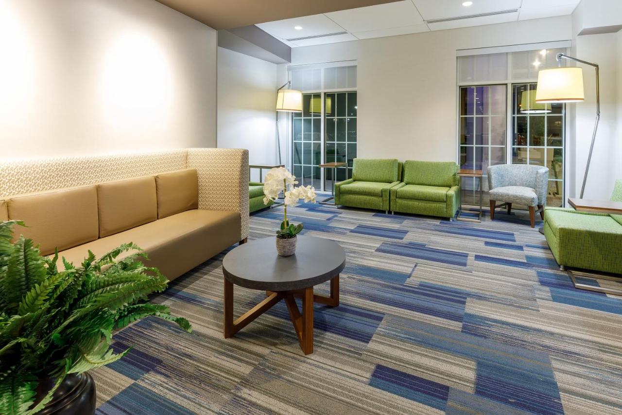 | Holiday Inn Express & Suites Sturbridge, an IHG Hotel