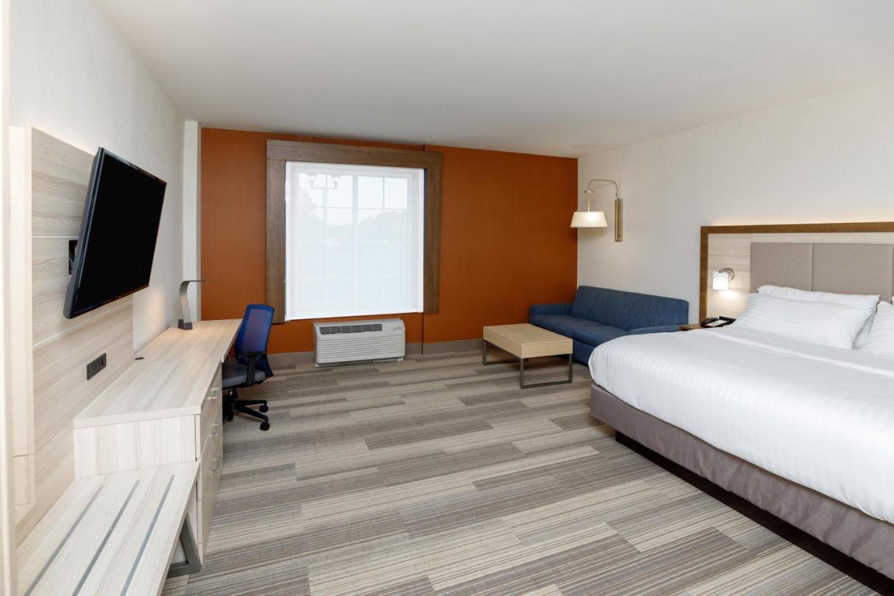 King Suite - Non-Smoking at Holiday Inn Express & Suites Sturbridge by IHG
