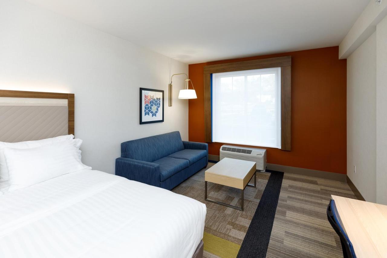 King Suite - Non-Smoking at Holiday Inn Express & Suites Sturbridge by IHG