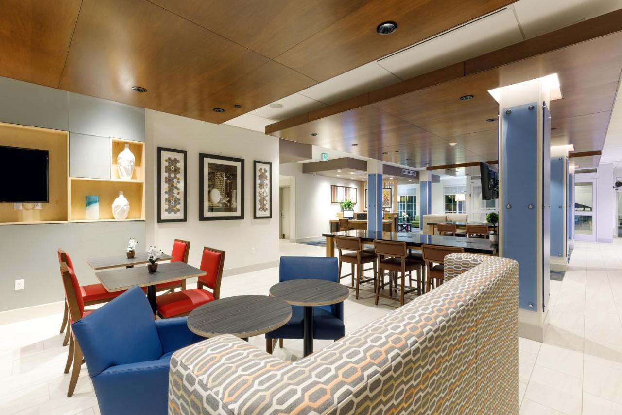 | Holiday Inn Express & Suites Sturbridge, an IHG Hotel