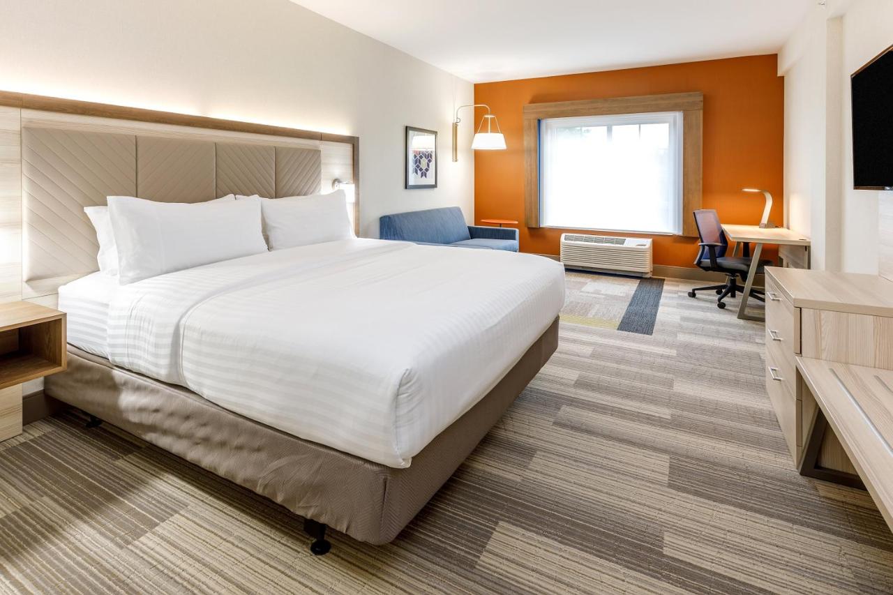 | Holiday Inn Express & Suites Sturbridge, an IHG Hotel