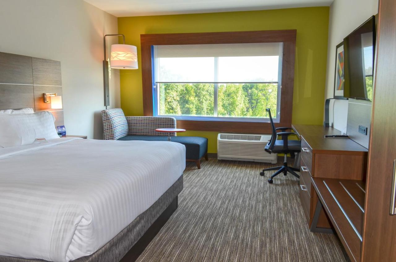 King Suite at Holiday Inn Express & Suites Charlotte NE - University Area by IHG