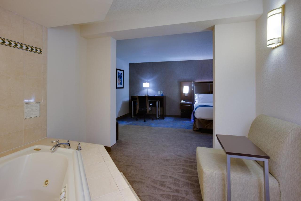  | Holiday Inn Express Hotel & Suites Meadowlands Area