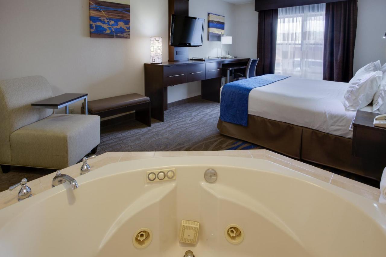 King Suite Feature - Non-Smoking at Holiday Inn Express Hotel & Suites Meadowlands Area by IHG