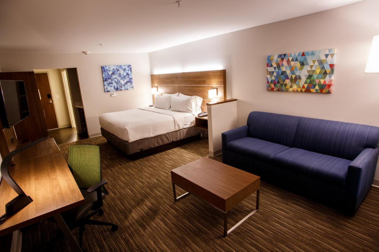 King Suite - Non-Smoking at Holiday Inn Express and Suites Gettysburg by IHG