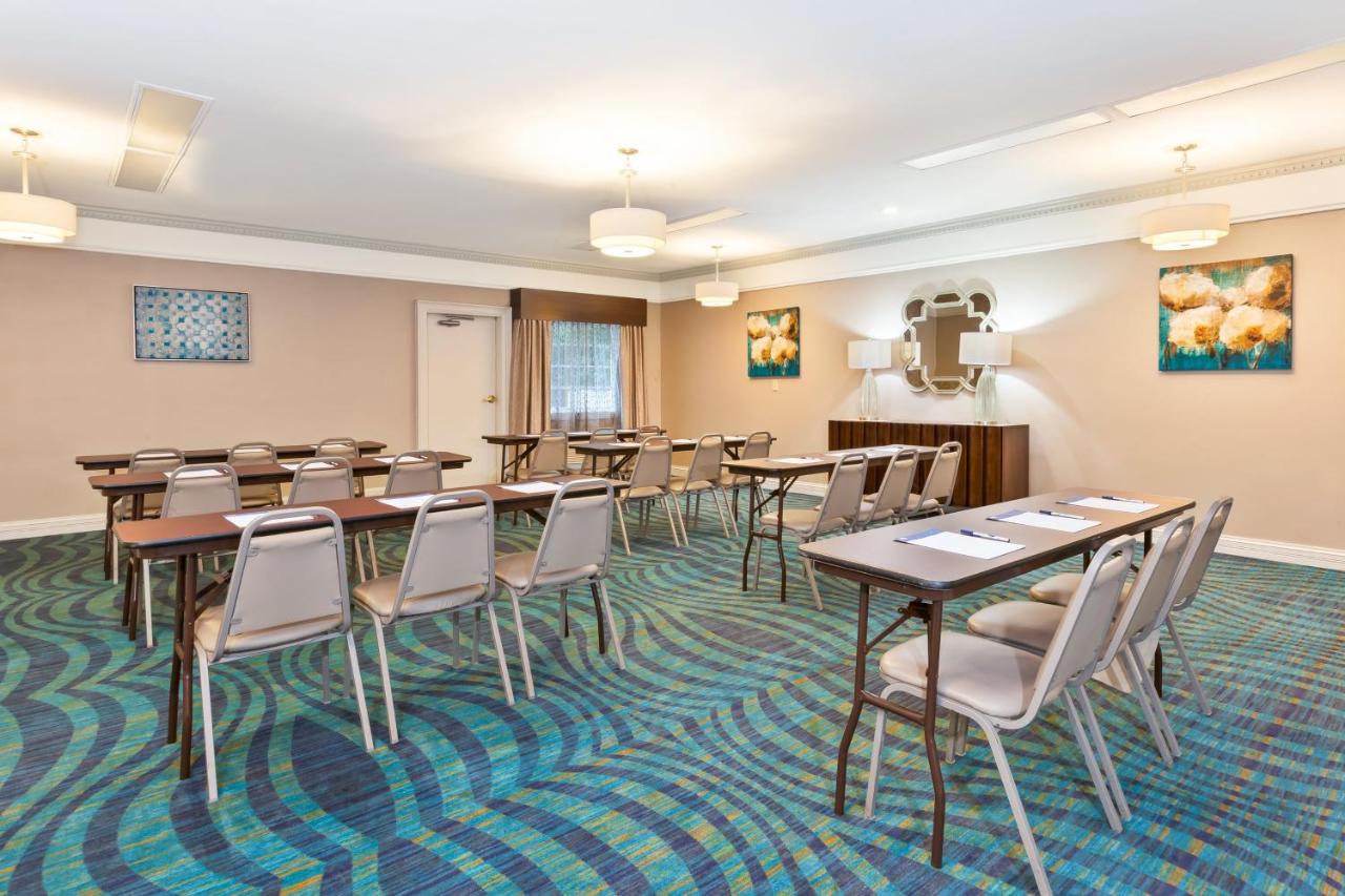| Holiday Inn Express & Suites Carmel North – Westfield, an IHG Hotel