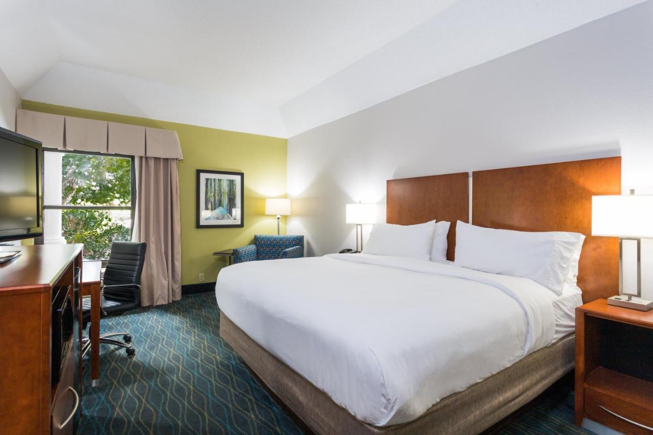 King Room with Roll In Shower - Disability Access/Non-Smoking at Holiday Inn Express Hotel & Suites Wilmington-University Ctr by IHG