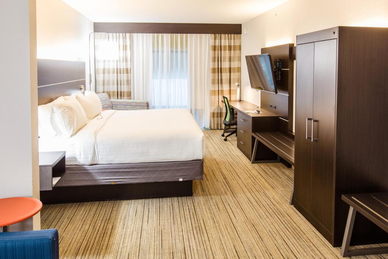King Suite at Holiday Inn Express Hotel & Suites Harriman, an IHG Hotel