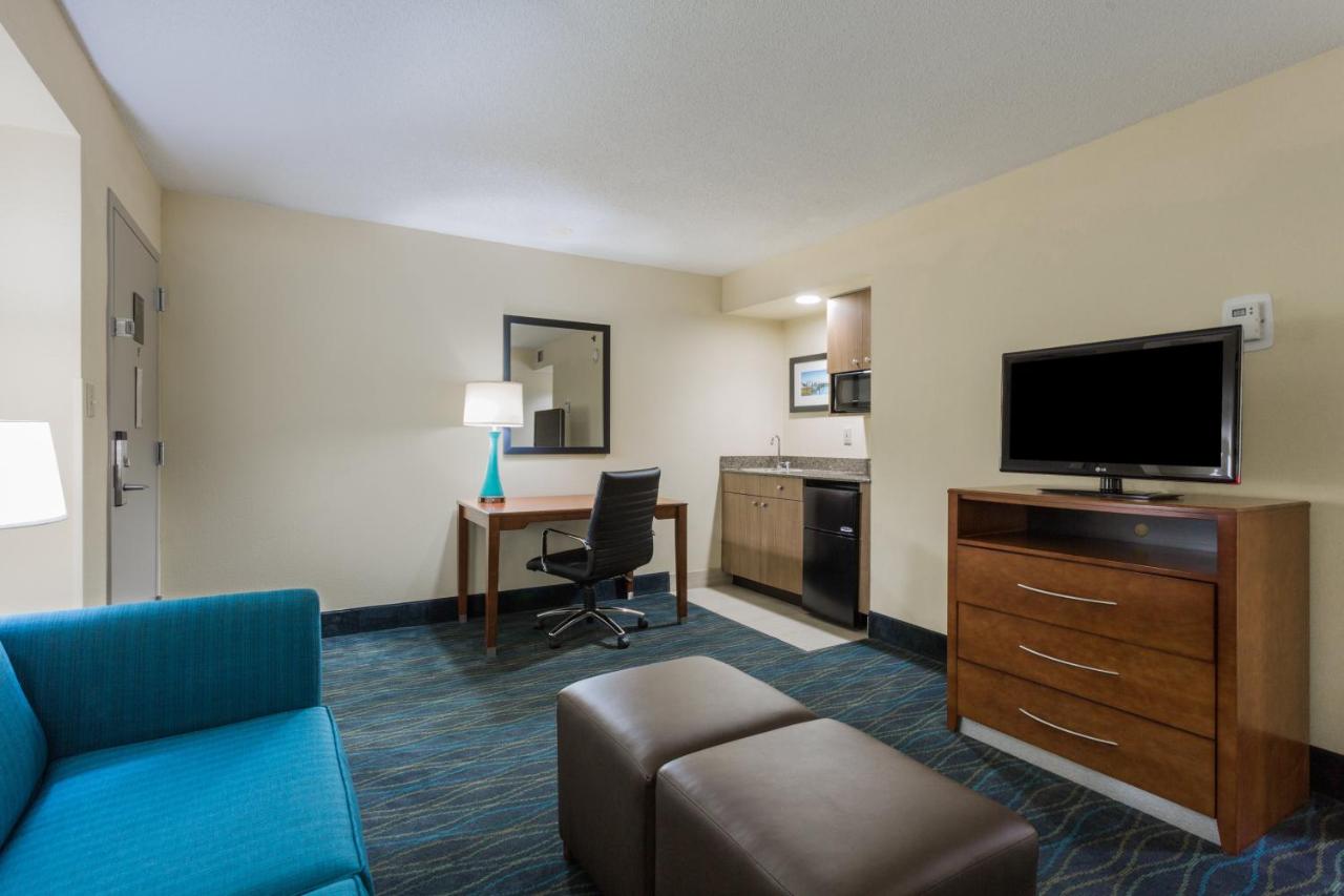 Imperial Suite at Holiday Inn Express Hotel & Suites Wilmington-University Ctr by IHG