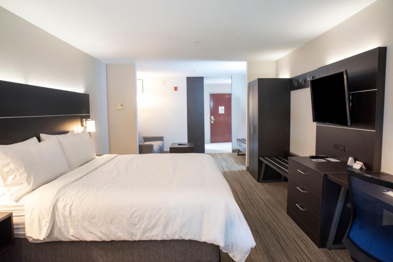 | Holiday Inn Express Hotel & Suites Chester, an IHG Hotel