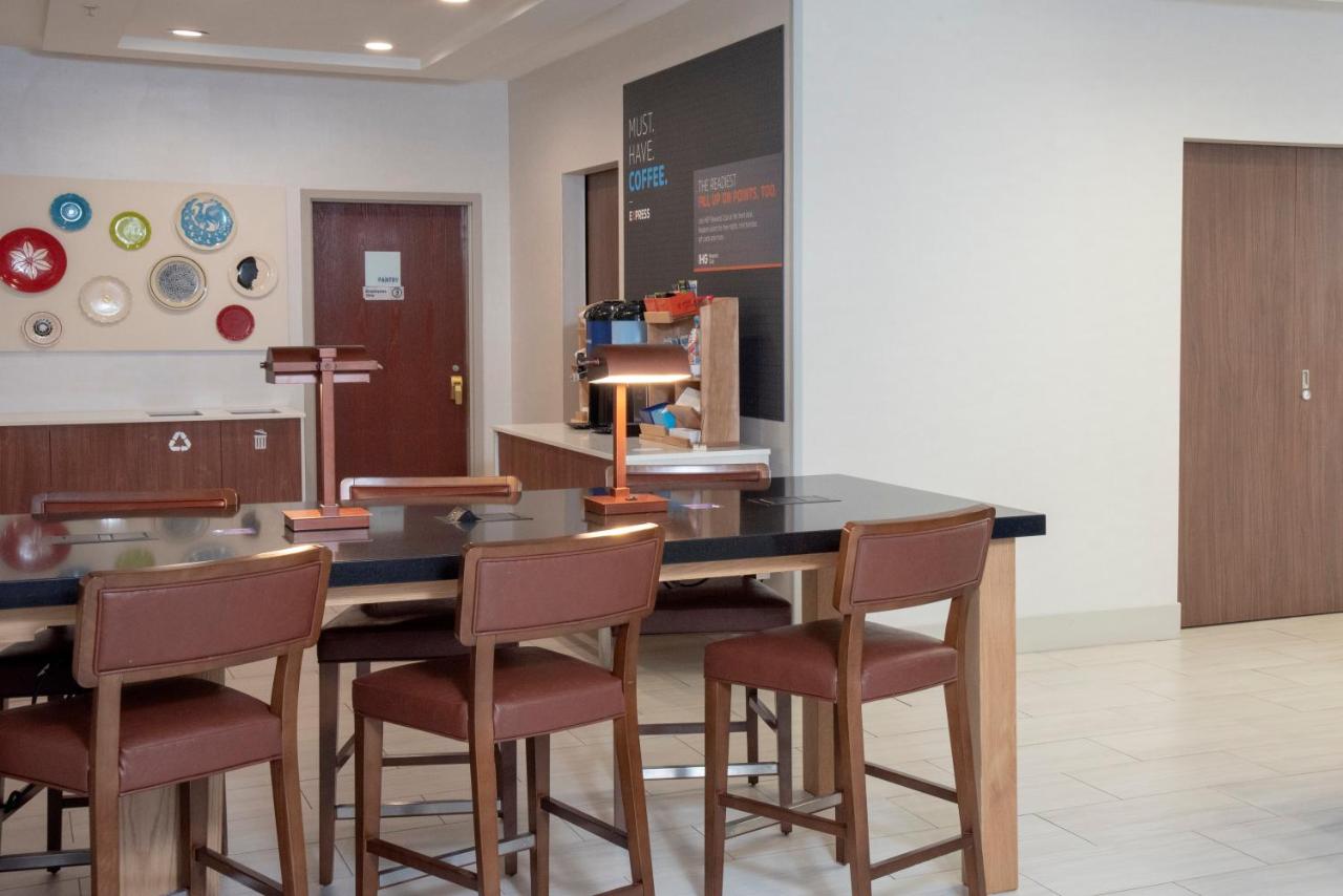 | Holiday Inn Express Hotel & Suites Chester, an IHG Hotel