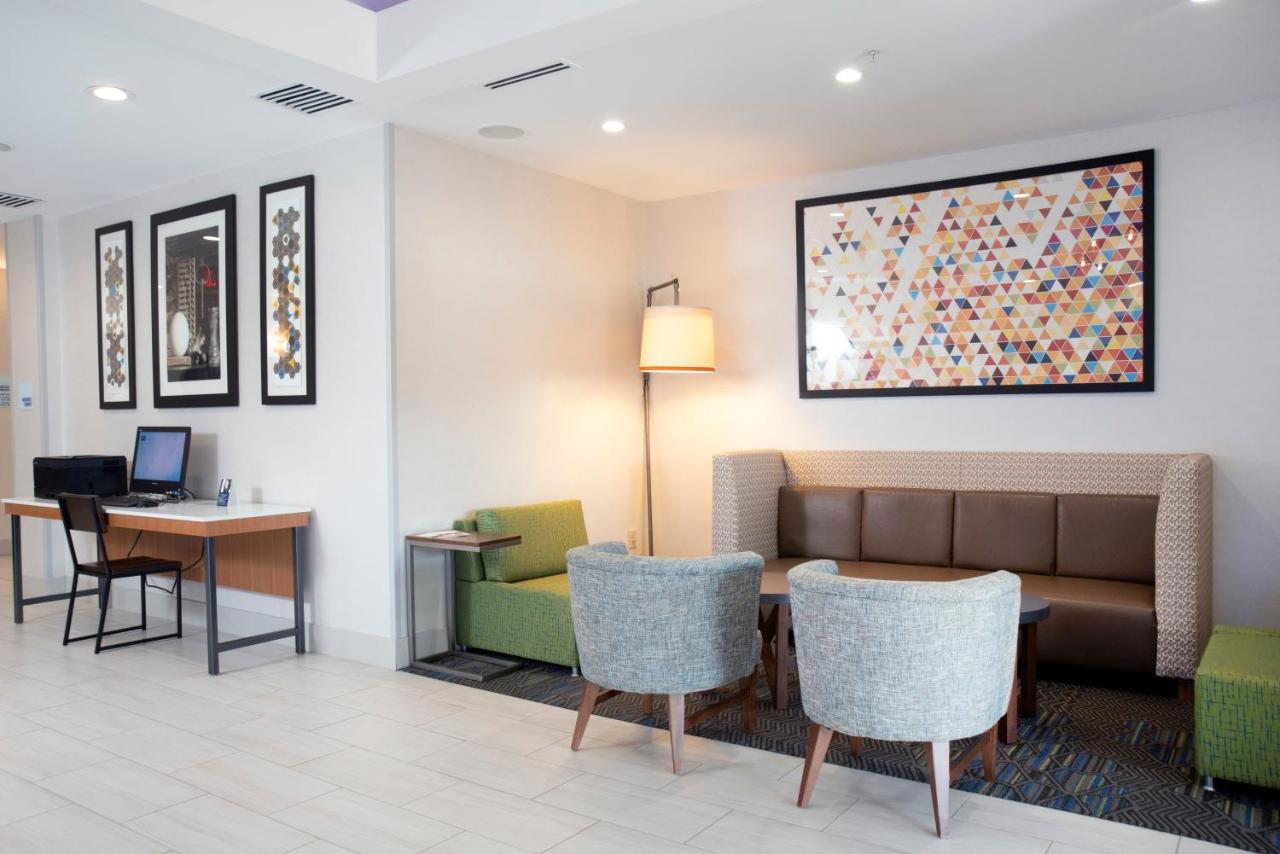 | Holiday Inn Express Hotel & Suites Chester, an IHG Hotel