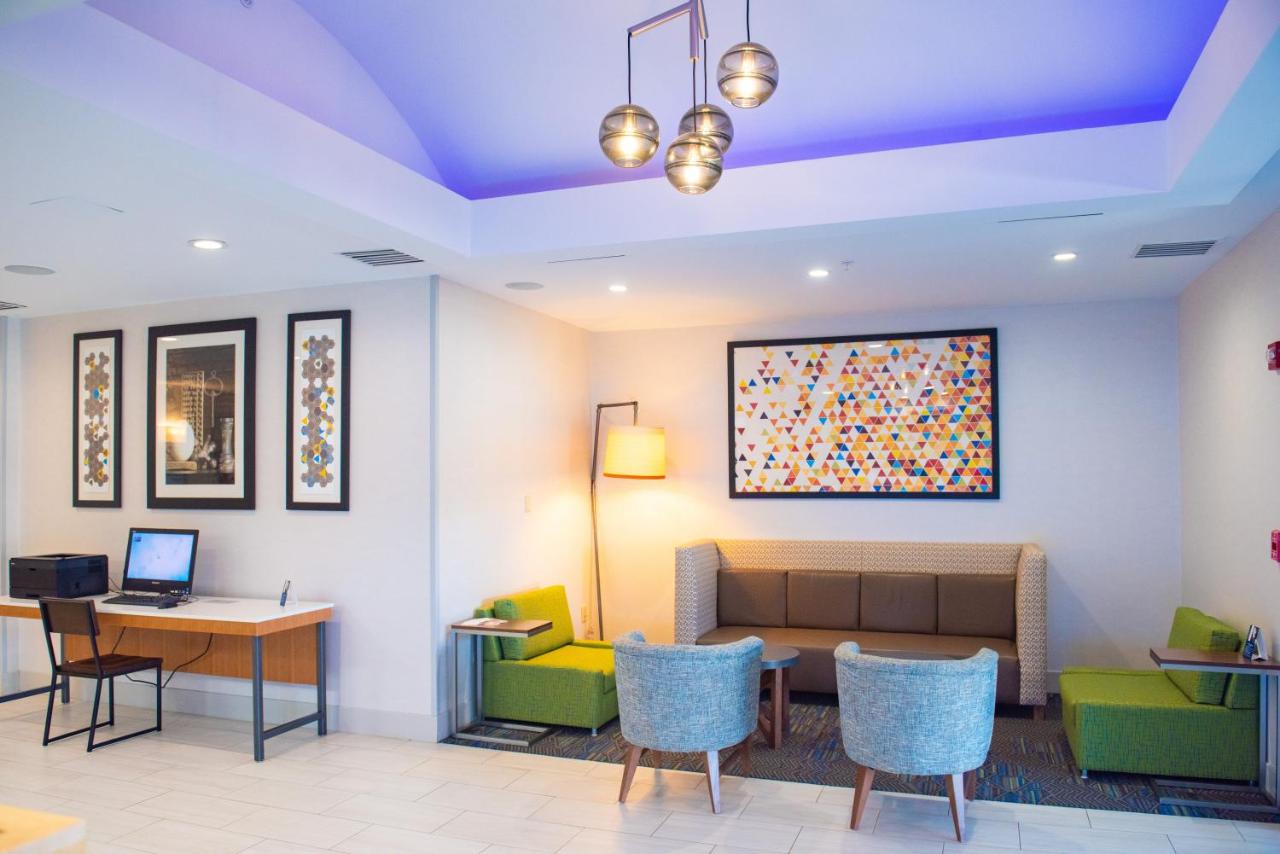 | Holiday Inn Express Hotel & Suites Chester, an IHG Hotel