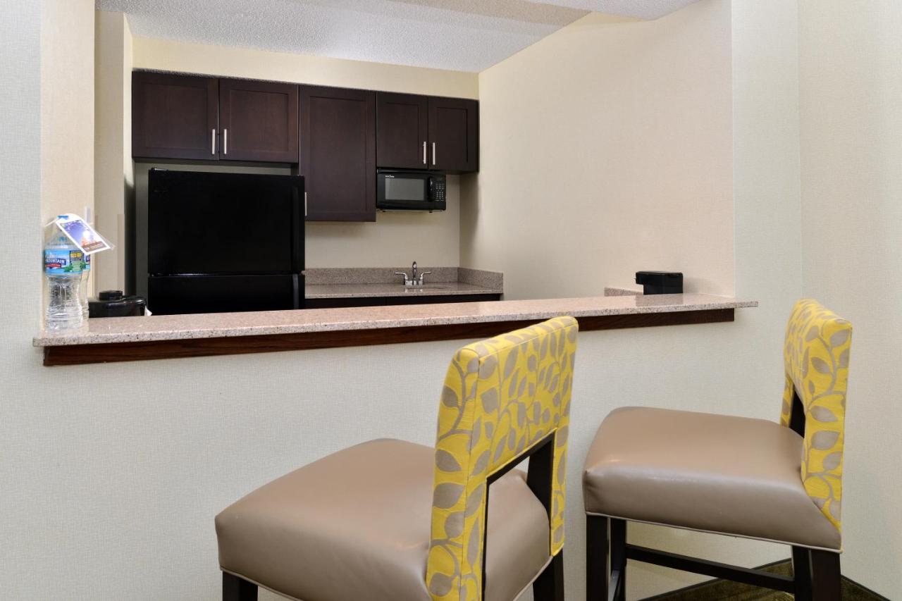 | Holiday Inn Express and Suites Indianapolis W- Airport Area, an IHG Hotel