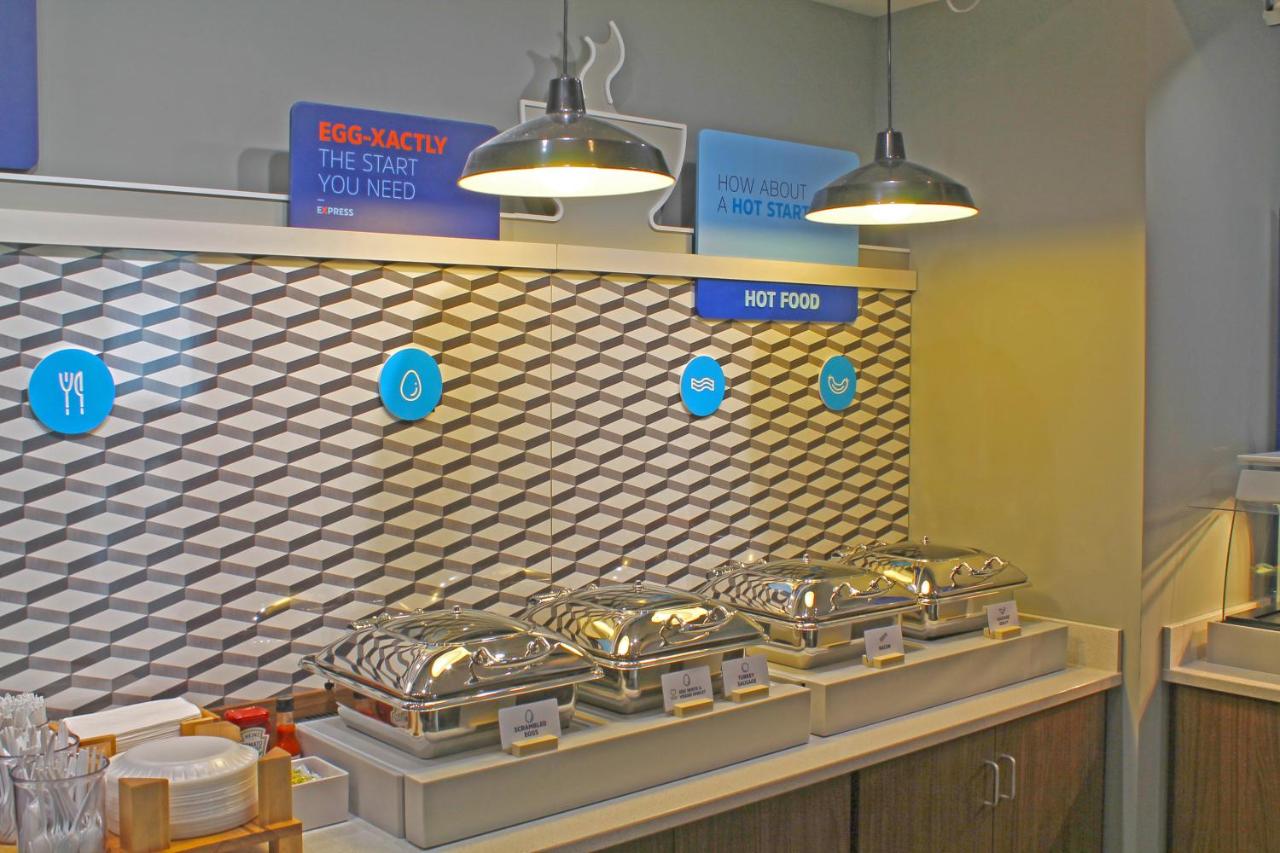 | Holiday Inn Express & Suites - St. Louis South - I-55, an IHG Hotel