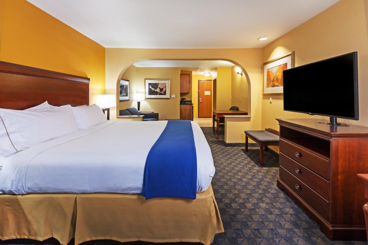 King Suite at Holiday Inn Express & Suites Corpus Christi NW - Calallen by IHG