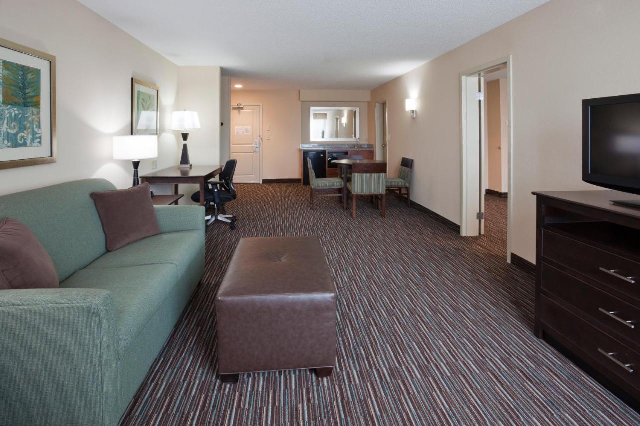 King Suite at Holiday Inn Express & Suites Willmar by IHG