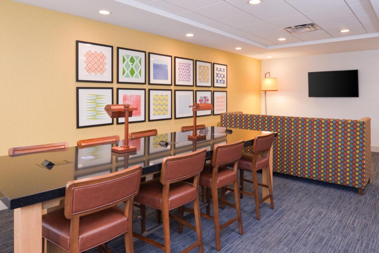 | Holiday Inn Express Hotel & Suites Indianapolis Dtn-Conv Ctr Area, an IHG Hotel