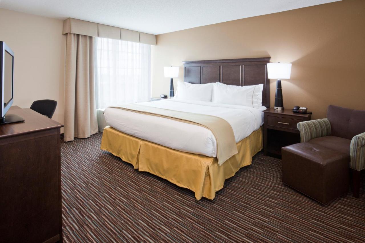King Suite at Holiday Inn Express & Suites Willmar by IHG