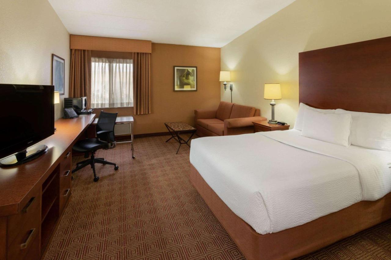 Deluxe King Room at La Quinta Inn by Wyndham Minneapolis Airport Bloomington