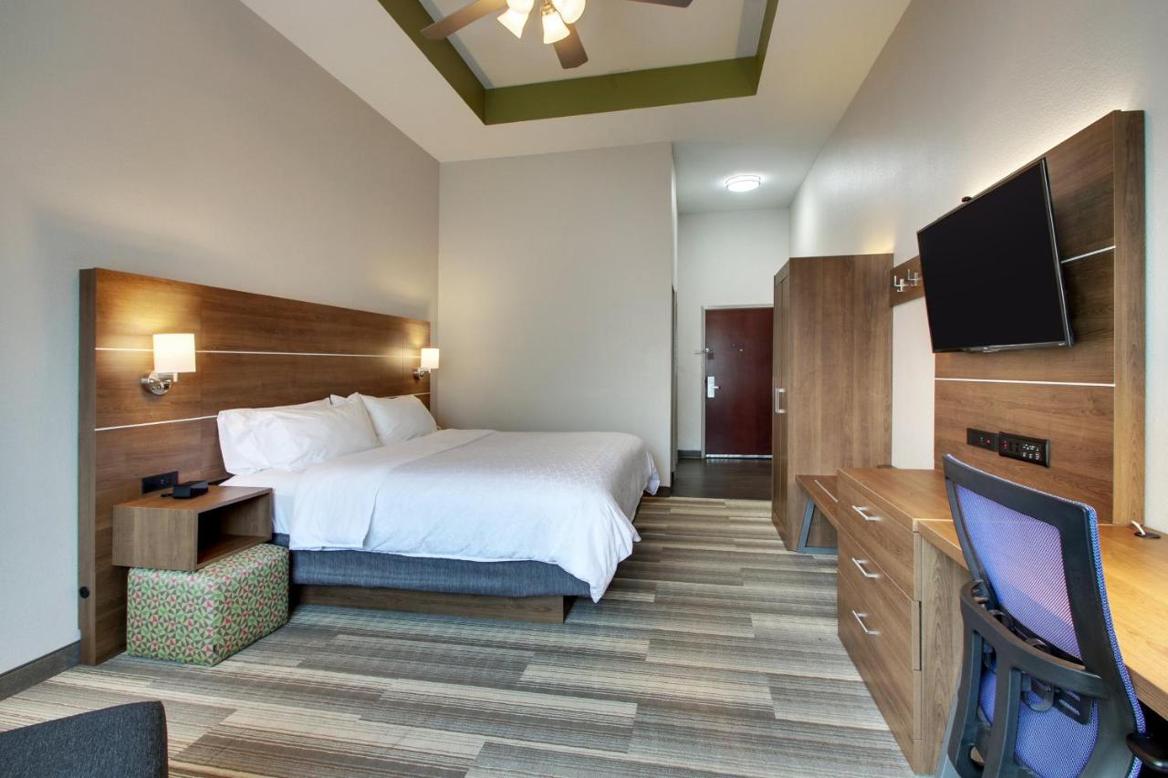 King Leisure Room - Non-Smoking at Holiday Inn Express & Suites Laurel by IHG