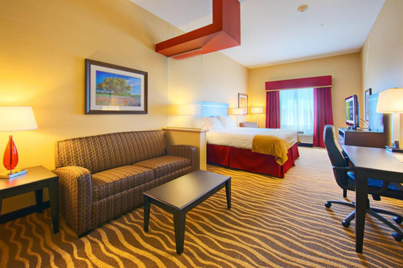 Corner Suite at Holiday Inn Express & Suites Cotulla by IHG