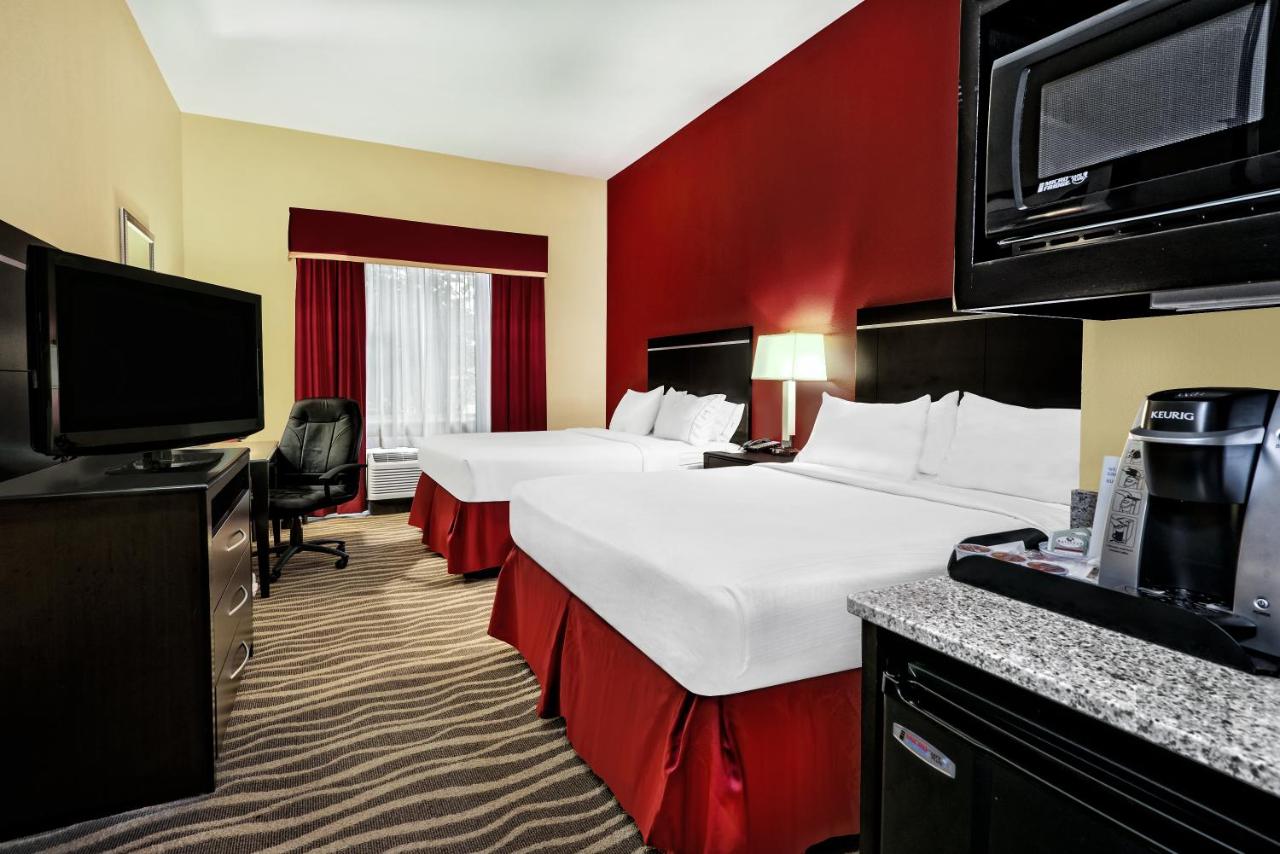 Queen Room with Two Queen Beds at Holiday Inn Express & Suites Cotulla by IHG