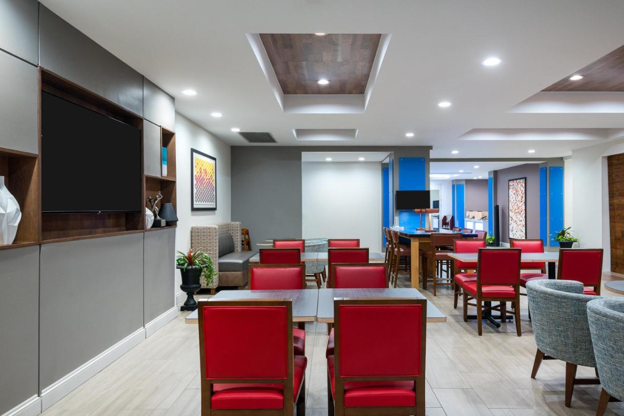| Holiday Inn Express & Suites Florence I-95 & I-20 Civic Ctr, an IHG Hotel