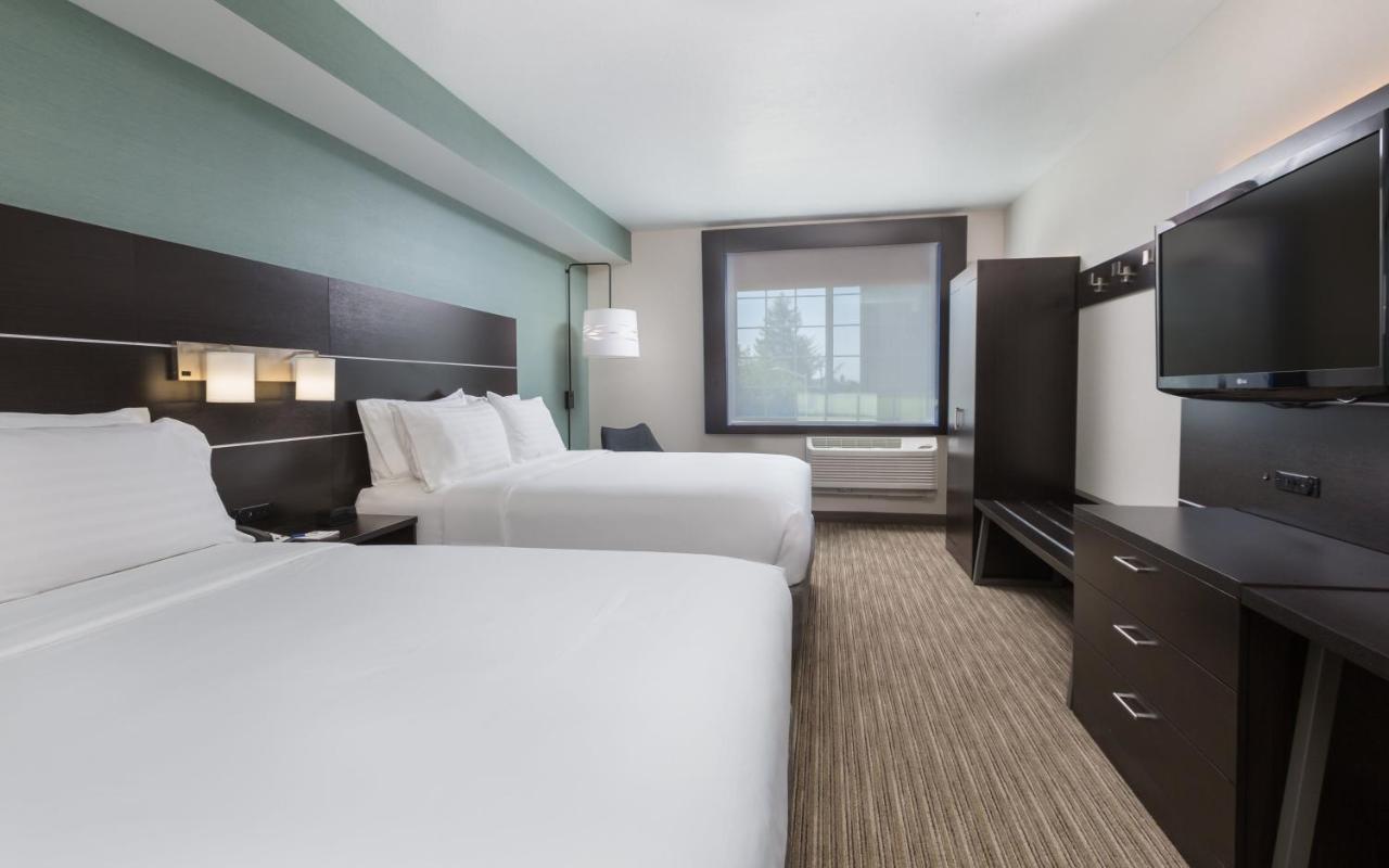 Queen Room with Two Queen Beds at Holiday Inn Express Hotel & Suites Eugene Downtown-University by IHG