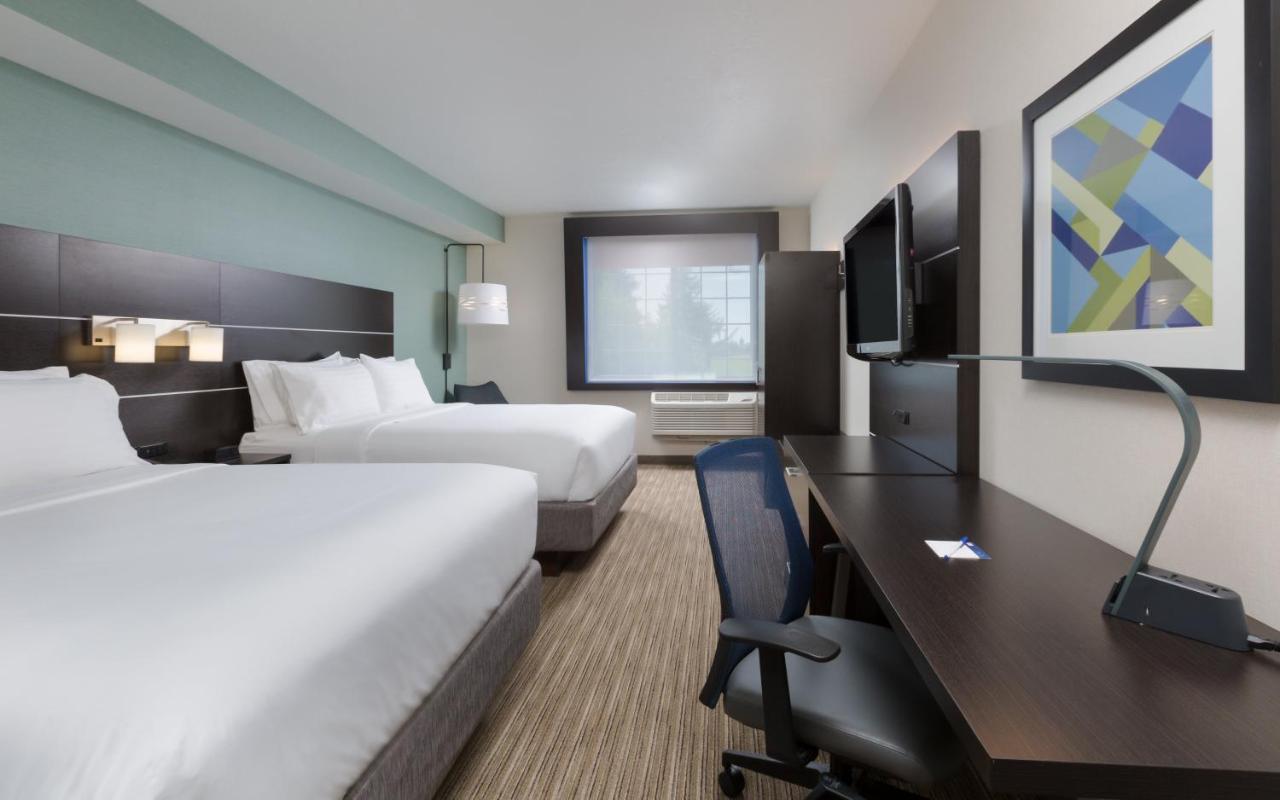 Queen Room with Two Queen Beds at Holiday Inn Express Hotel & Suites Eugene Downtown-University by IHG