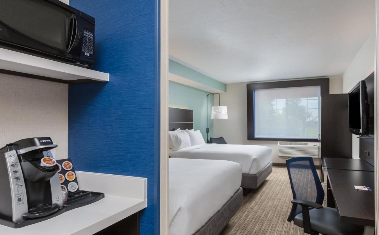 Queen Room with Two Queen Beds at Holiday Inn Express Hotel & Suites Eugene Downtown-University by IHG