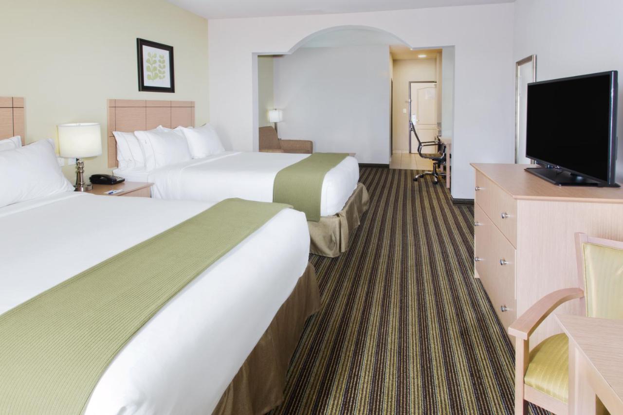 Queen Suite with Kitchenette at Holiday Inn Express Hotel & Suites Alvarado by IHG