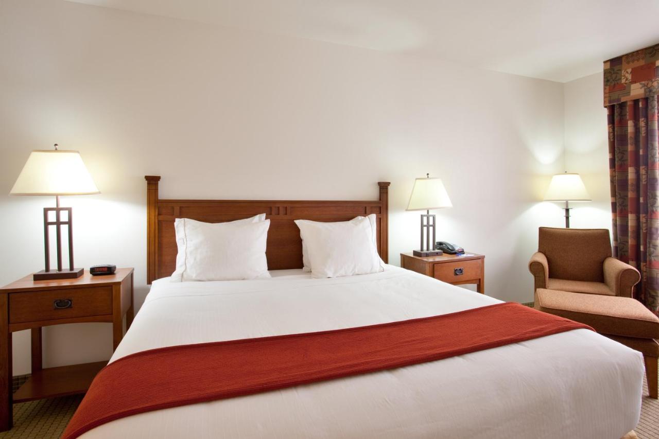 King Room at Holiday Inn Express & Suites Mattoon by IHG
