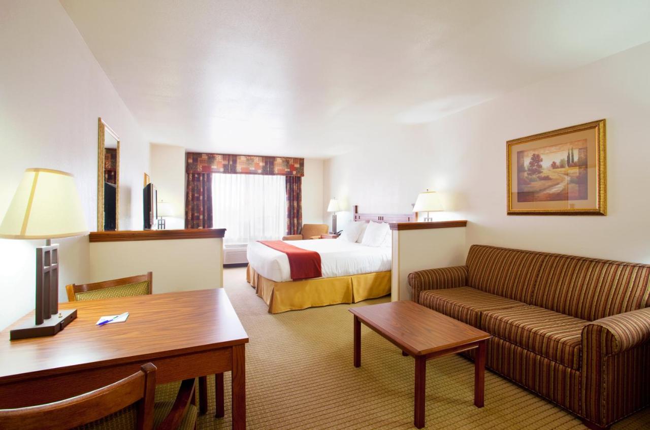 King Suite at Holiday Inn Express & Suites Mattoon by IHG
