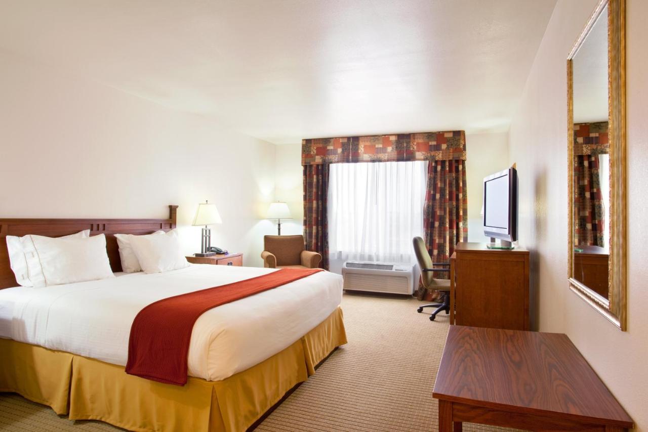 King Room at Holiday Inn Express & Suites Mattoon by IHG
