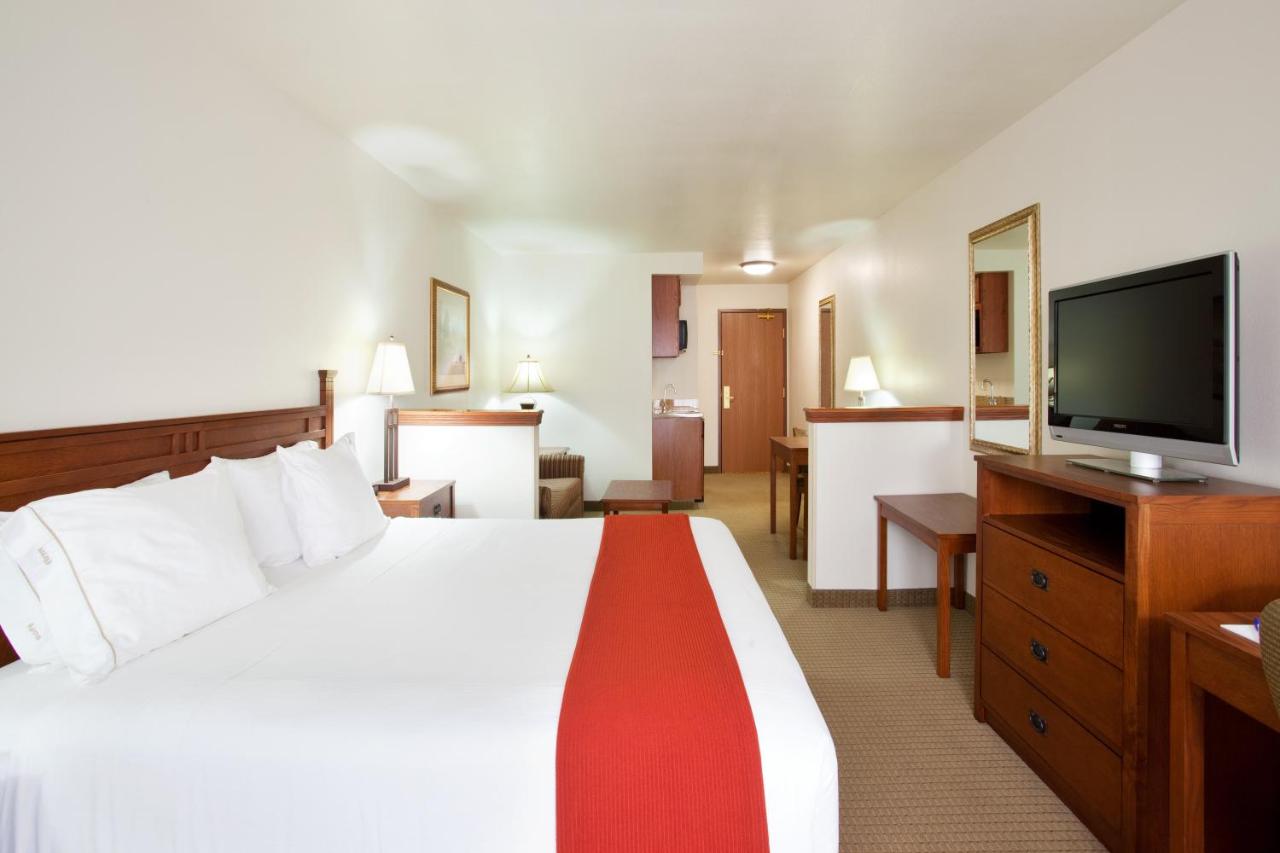 King Suite at Holiday Inn Express & Suites Mattoon by IHG