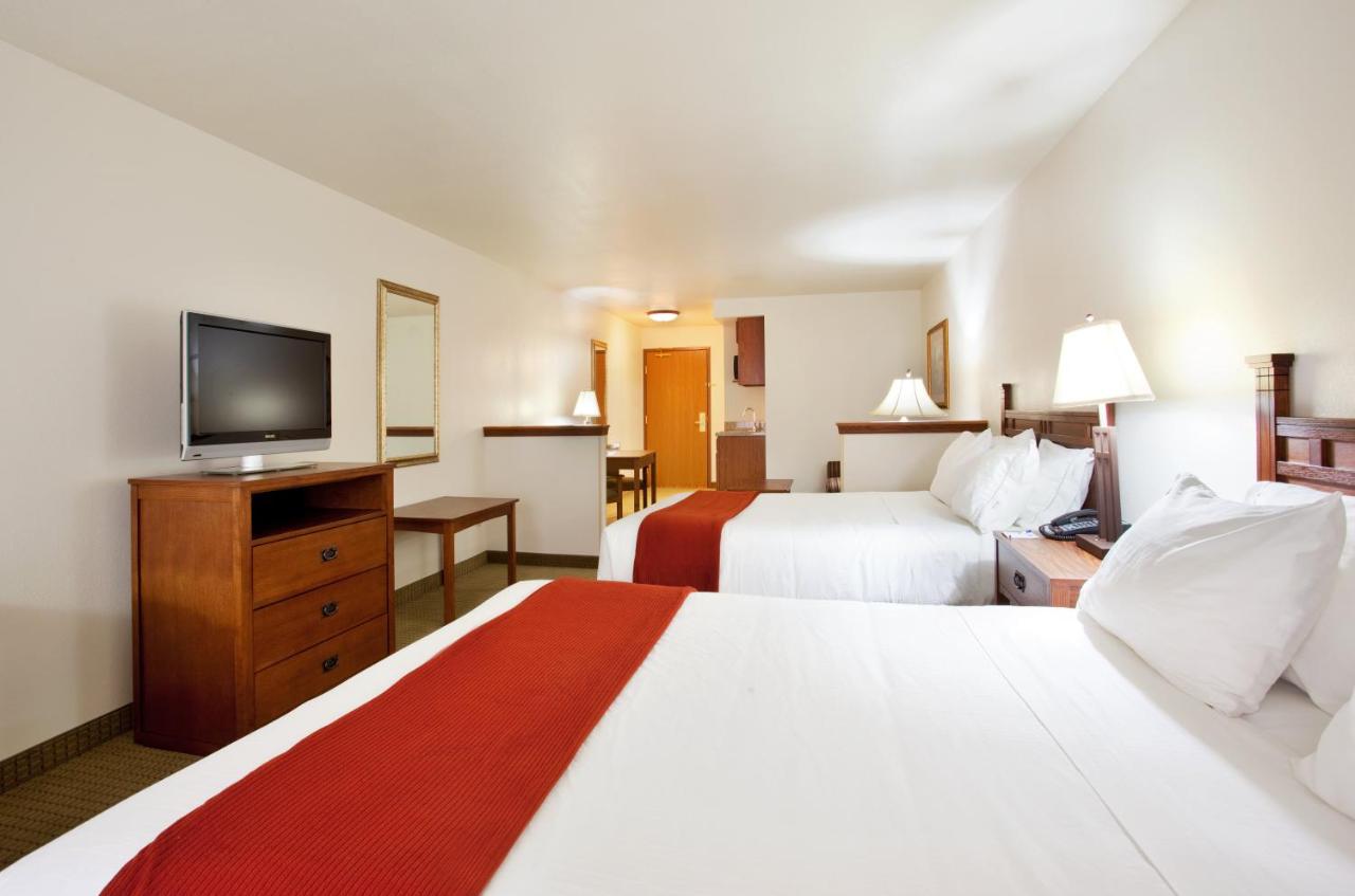 Queen Suite at Holiday Inn Express & Suites Mattoon by IHG
