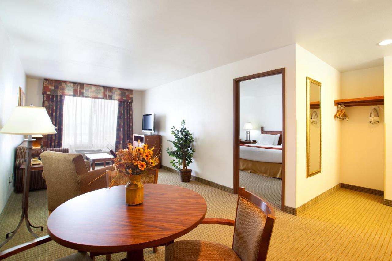 Queen Suite with Sofa Bed at Holiday Inn Express & Suites Mattoon by IHG