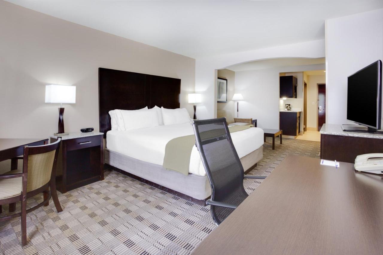 King Room with Bath Tub - Disability Access/Non-Smoking at Holiday Inn Express Hotel & Suites Mebane by IHG