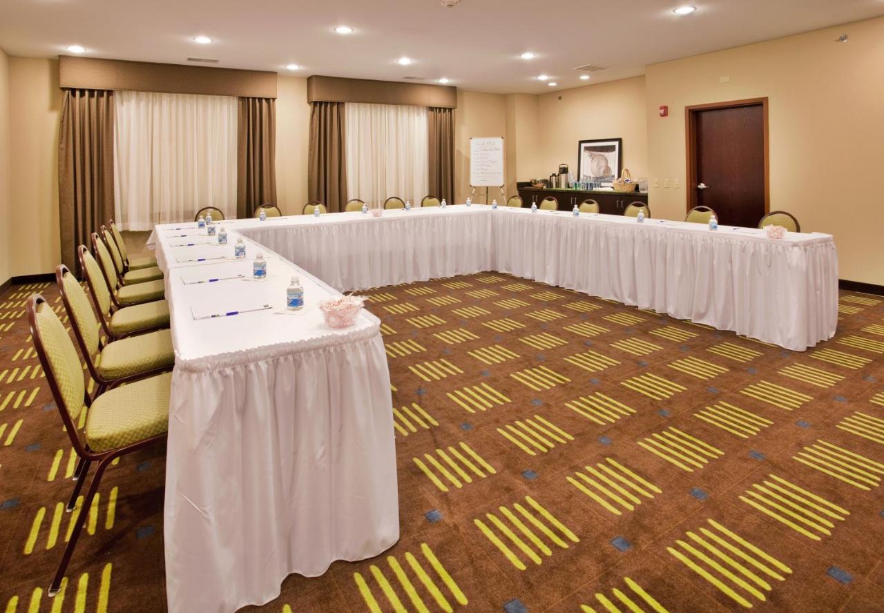  | Holiday Inn Express Hotel and Suites St. Charles, an IHG Hotel