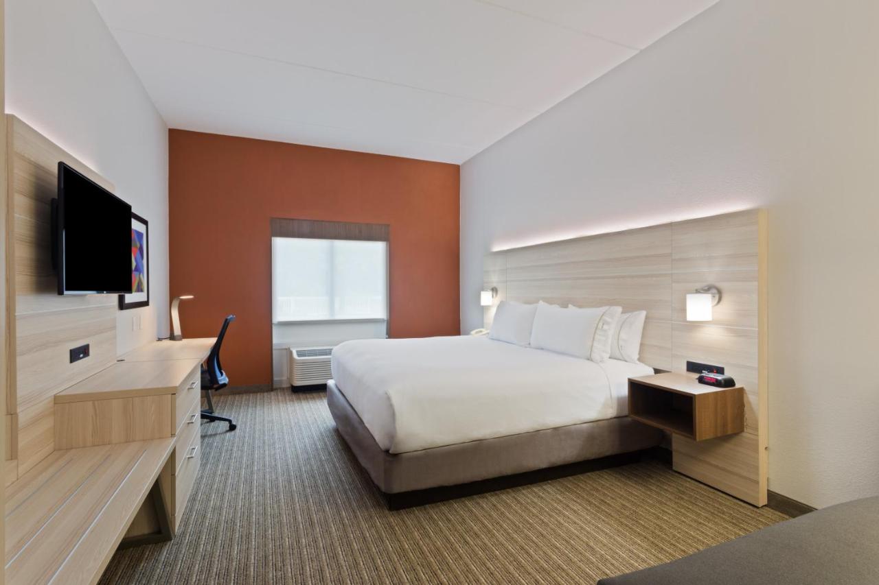 | Holiday Inn Express Hotel & Suites Tavares - Leesburg, an IHG Hotel