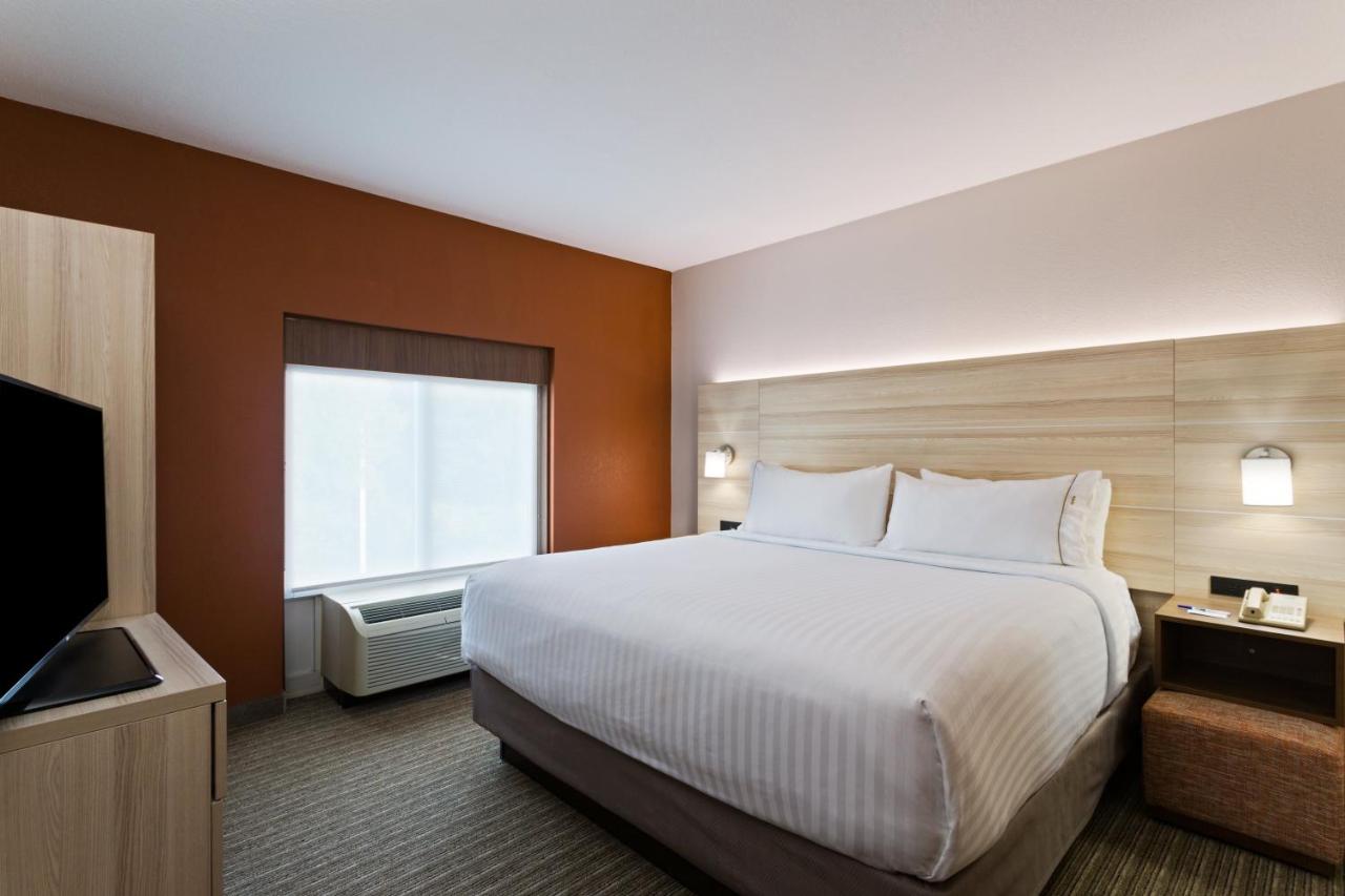 | Holiday Inn Express Hotel & Suites Tavares - Leesburg, an IHG Hotel