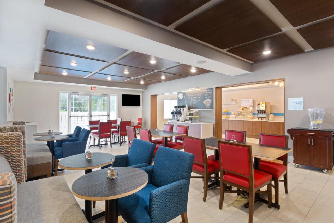 | Holiday Inn Express Hotel & Suites Tavares - Leesburg, an IHG Hotel