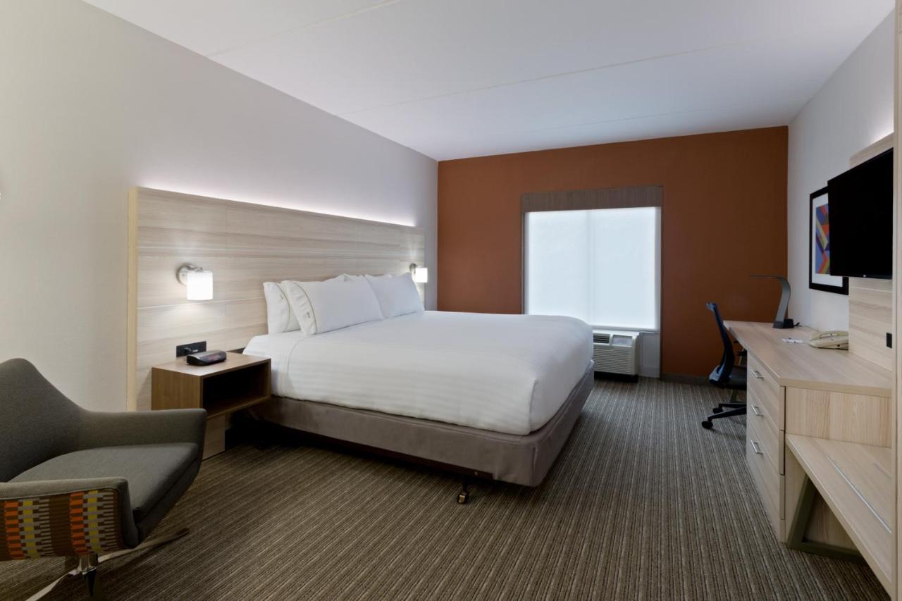 King Room at Holiday Inn Express Hotel & Suites Tavares - Leesburg by IHG