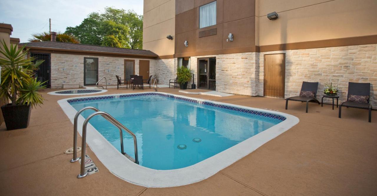  | Holiday Inn & Suites Spring - The Woodlands