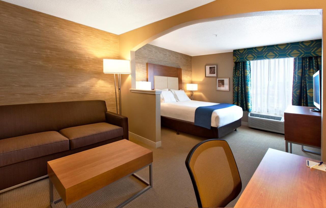  | Holiday Inn & Suites Spring - The Woodlands