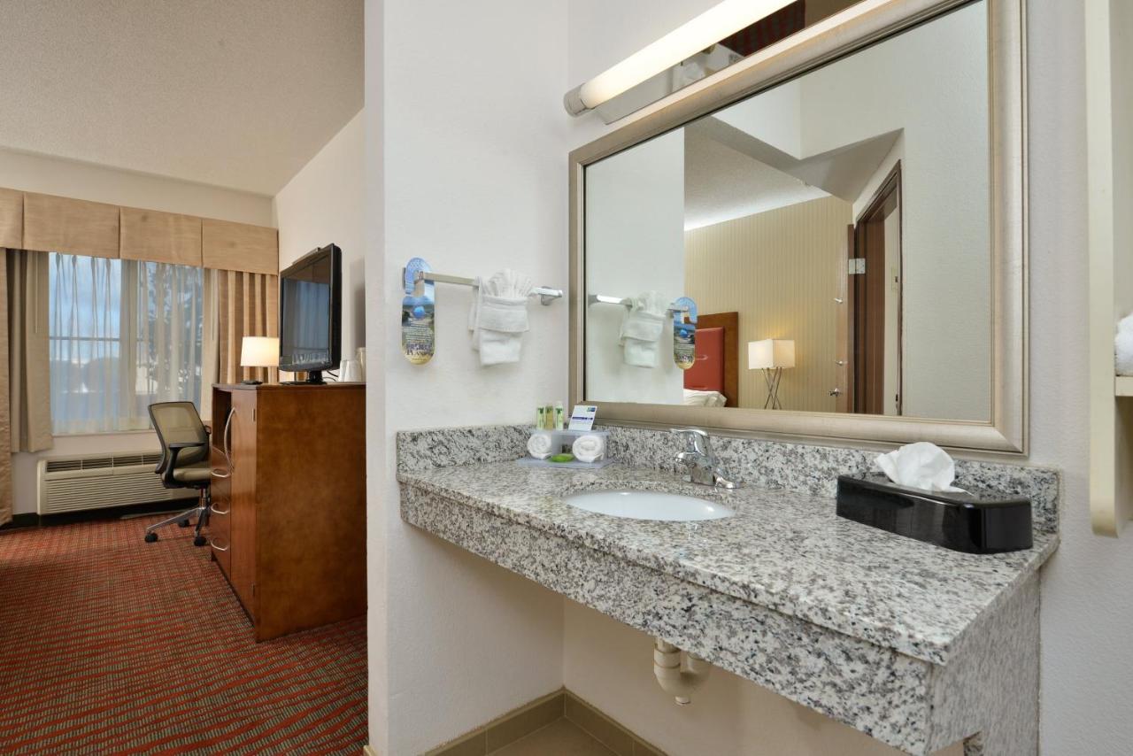 | Holiday Inn Express Boston/Milford Hotel, an IHG Hotel