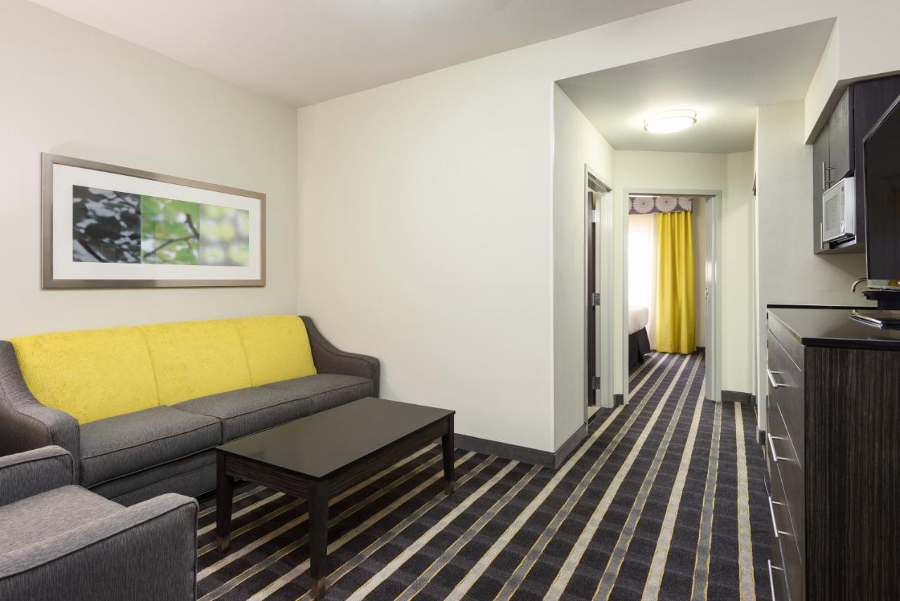 Deluxe Queen Suite - Disability Access Hearing Accessible at Holiday Inn Express & Suites Norman by IHG