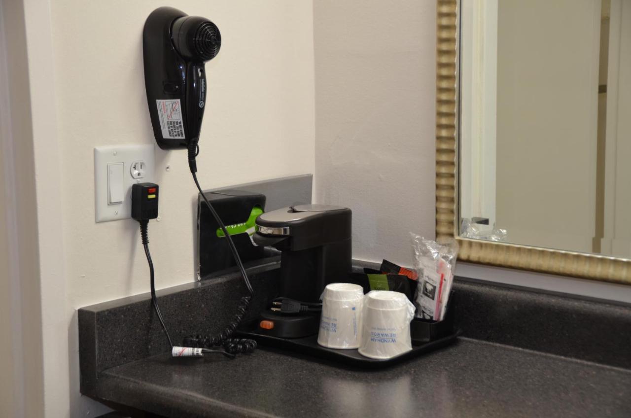 King Room - Mobility Access/Non-Smoking at Howard Johnson by Wyndham Yuma