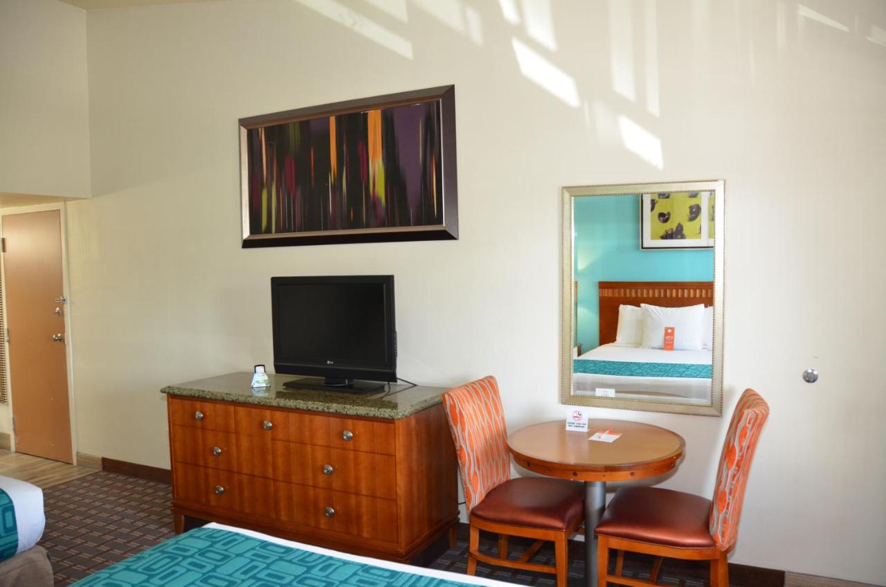 Queen Room with Two Queen Beds - Mobility Access/Non-Smoking at Howard Johnson by Wyndham Yuma